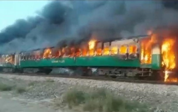 Десятки загиблих внаслідок пожежі в поїзді в Пакистані