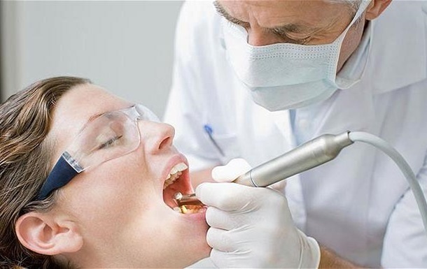 Стоматолог видалив пацієнту рекордно довгий зуб