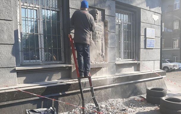 В Одессе демонтировали барельеф маршалу Жукову