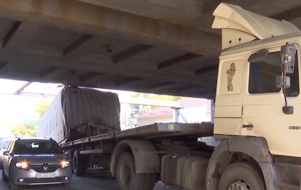 Грузовик застрял под мостом в Одессе