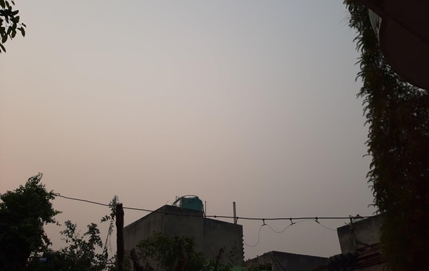 У школах Делі почали роздавати маски через смог