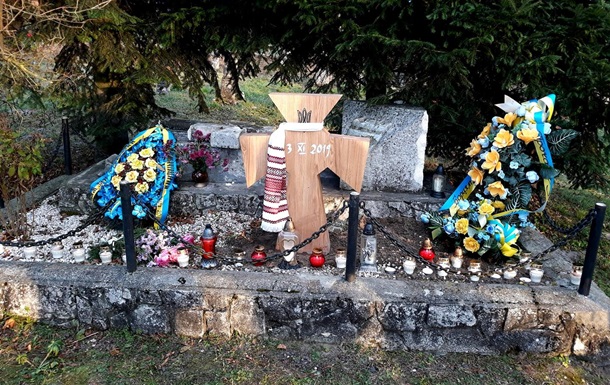 На месте разрушенного украинского мемориала в Польше установили крест