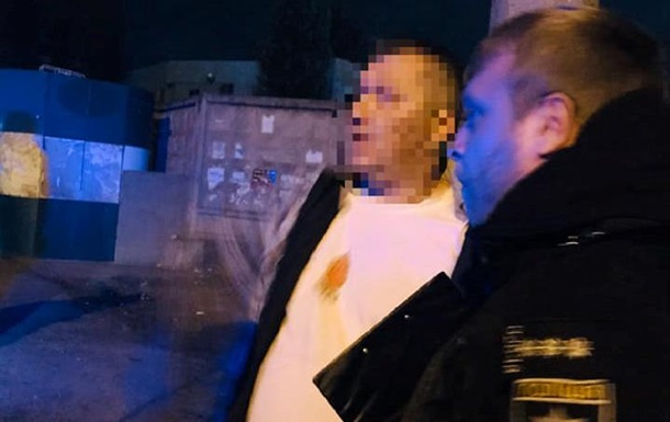 В Одесі чоловік з пістолетом погрожував на вулиці перехожим