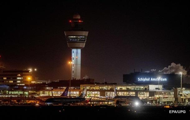 Захоплення літака в Амстердамі: пілот випадково натиснув кнопку тривоги
