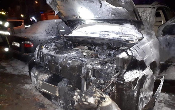 В Ровно мужчина поджег Lexus и сам загорелся