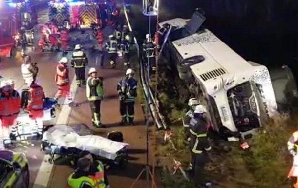 У Німеччині перекинувся автобус із туристами: більше 30 постраждалих