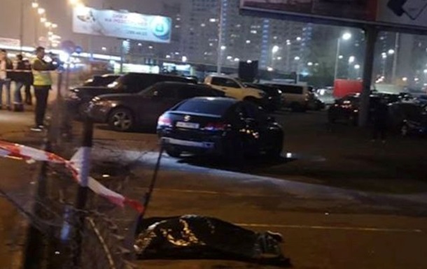 У Києві Lexus вилетів на тротуар і збив жінку