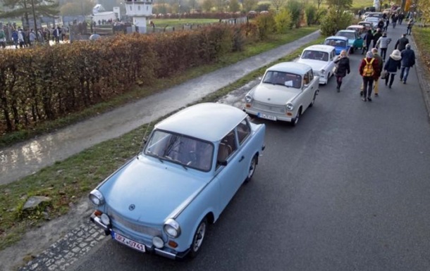 Німеччина річницю падіння Берлінської стіни відзначила парадом авто Trabant