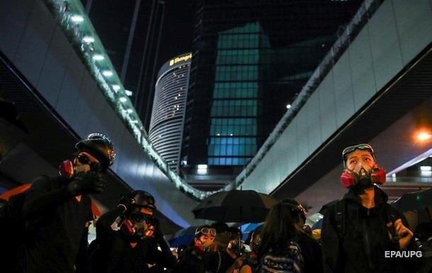 Протестувальники в Гонконзі озброїлися луками, списами й арбалетами