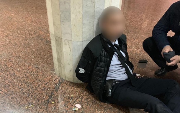 Полицейский стрелял в метро Харькова сразу из двух пистолетов