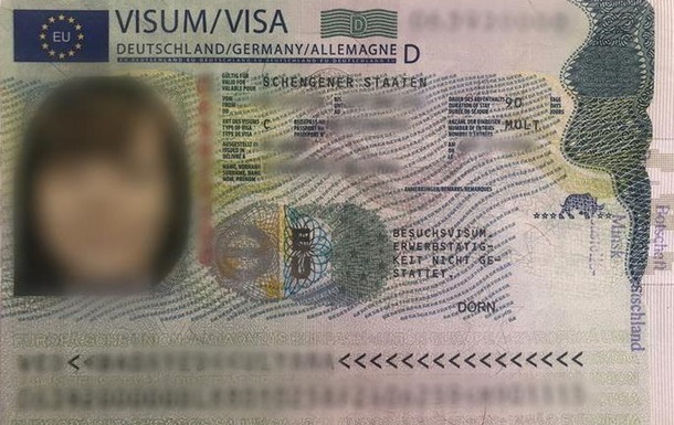 Белорусам начали выдавать шенгенские визы нового образца