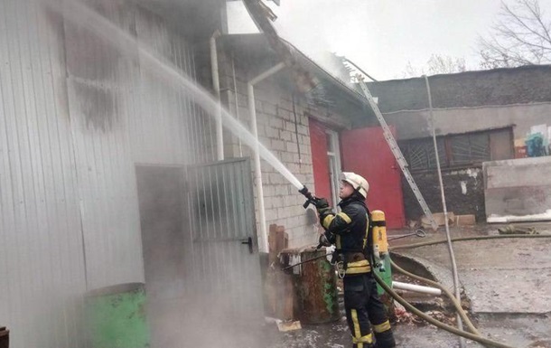 В Киеве пожарники тушили масштабное возгорание на складе
