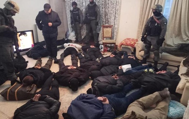 Спецназ штурмував квартиру в Києві: 17 затриманих