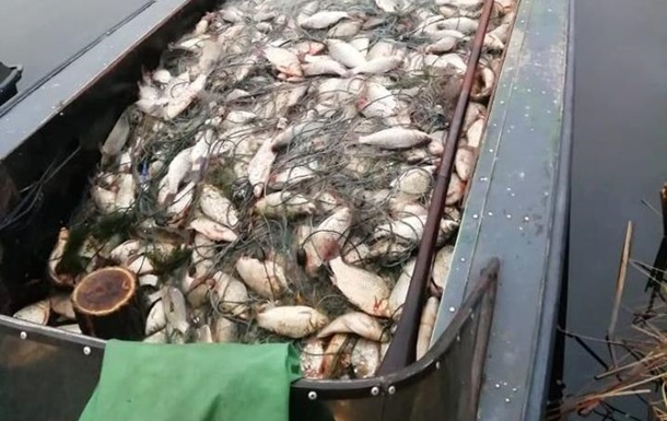 У Херсоні впіймали браконьєрів з повним човном риби