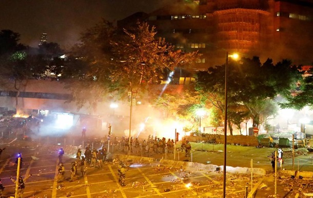 Протести у Гонконзі: сутички у Політехнічному університеті
