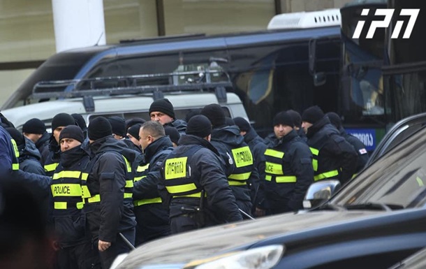 Спецназ почав розганяти демонстрантів у Тбілісі