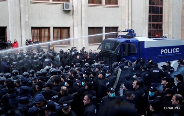 Демонстрантов в Тбилиси разогнали водометами