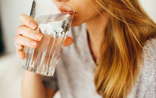 Дієтолог розповіла, коли і скільки пити води