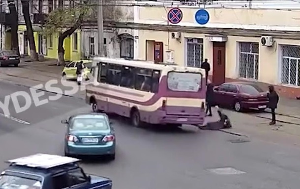 В Одесі пасажирка випала з маршрутки: з явилося відео