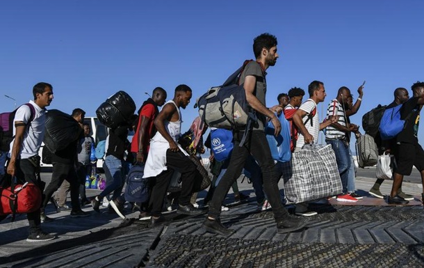Греція закриє три найбільші табори для біженців