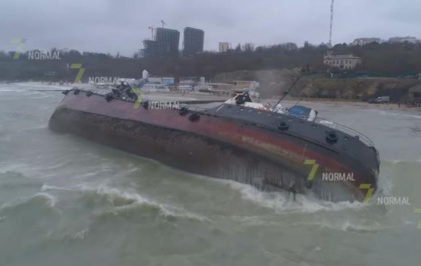 Крушение танкера в Одессе сняли с дрона