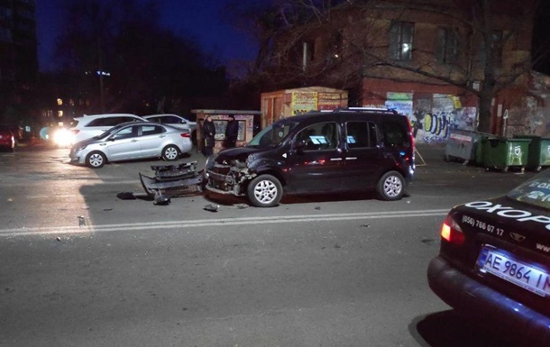 Lexus протаранив десяток авто біля будівлі поліції в Дніпрі
