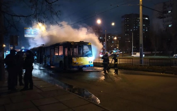 У Львові на зупинці згорів тролейбус