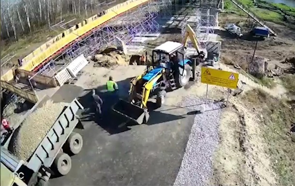 Зеленский показал, как строился мост на Донбассе