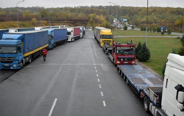 Очередь из 300 грузовиков образовалась на украинско-словацкой границе