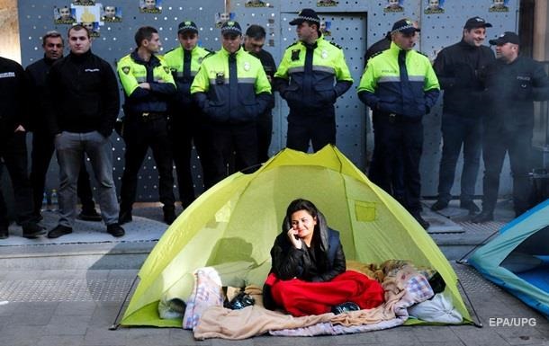 Протестующие в Грузии установили палатки возле парламента 
