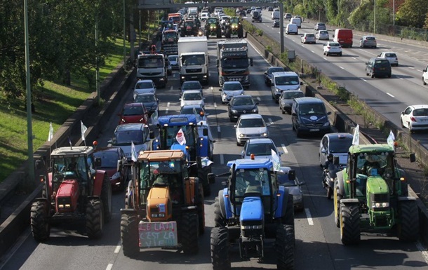 Трактористи заблокували під їзди до Парижа