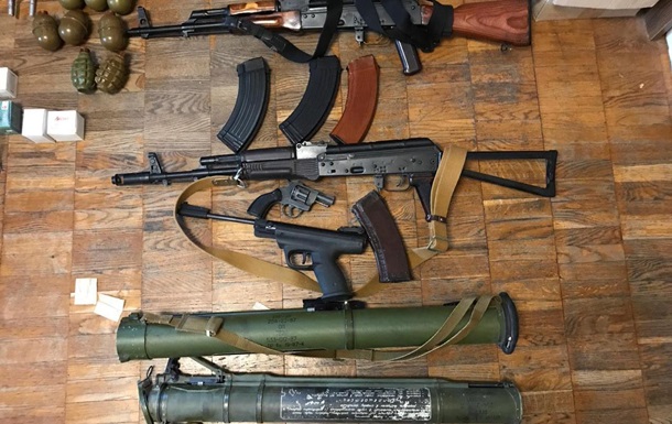 Полиция задержала киевлянина за торговлю оружием