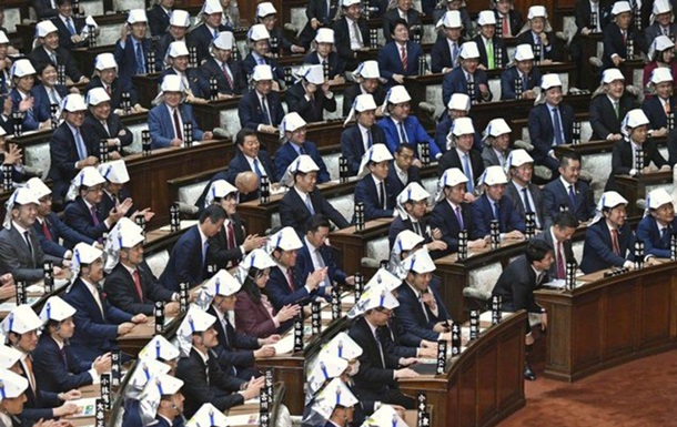Японские депутаты провели заседание в шлемах