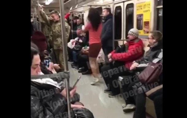 пассажирка киевского метро станцевала посреди вагона