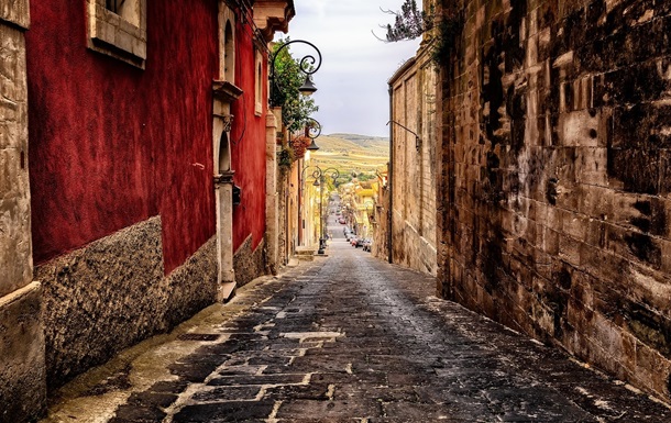 Еще один город на Сицилии начал продавать дома за один евро