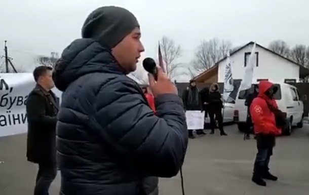 Протестующие устраивают митинги под домами Смолия и Рожковой