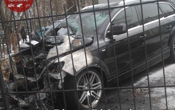 У Києві на парковці вибухнуло і згоріло авто