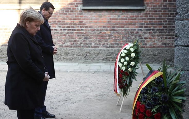Меркель вперше відвідала концтабір в Освенцімі