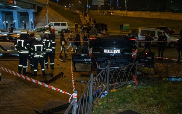 Автомобіль упав із мосту в Києві