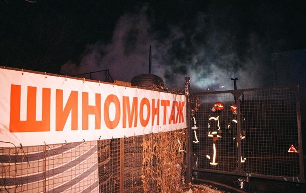 У Києві на Подолі згоріла СТО, пошкоджено автомобілі