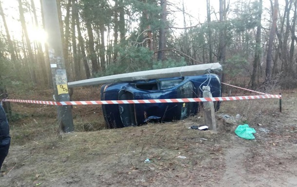 Под Киевом легковушка сбила двух детей и влетела в столб