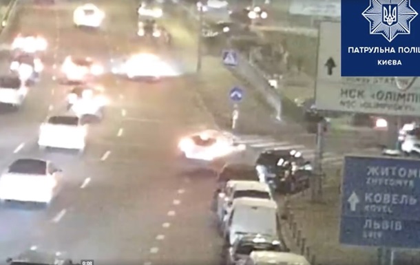 Появилось видео аварии в Киеве, когда Subaru слетел с моста