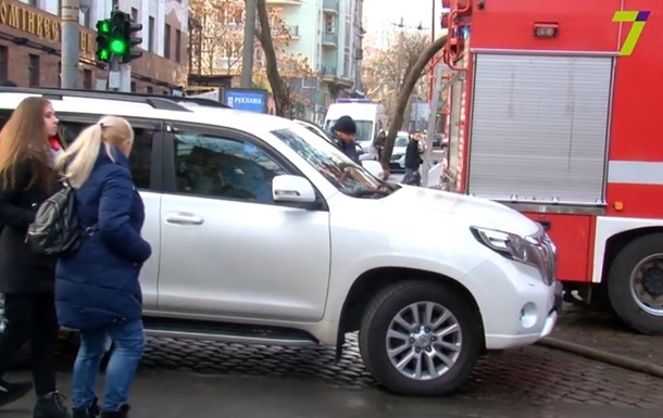 Внедорожник  слуги народа  заблокировал движение спасателям в Одессе