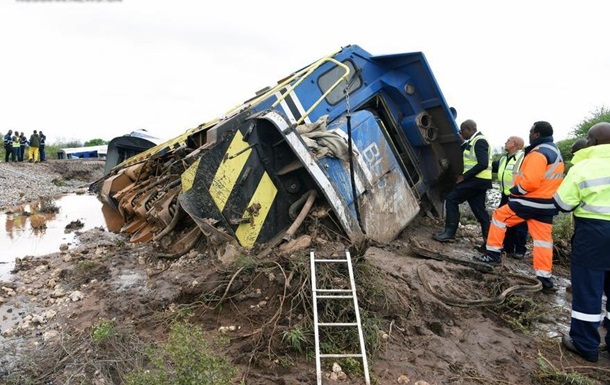 В Ботсване пассажирский поезд сошел с рельсов: десятки пострадавших