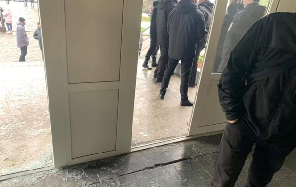 Активисты выбили двери на сессии горсовета Львова