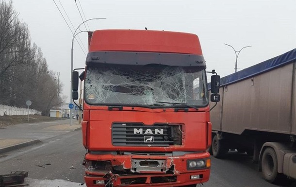 В Киеве фура  догнала  маршрутку, есть пострадавшие