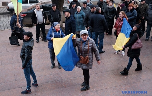 В Черновцах пикетируют облгосадминистрацию и мэрию