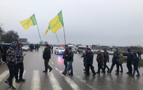 Под Харьковом националисты перекрыли трассу