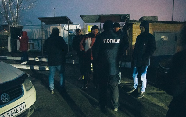 Чиновник- черт  Годунок с активистами блокирует снос АЗС