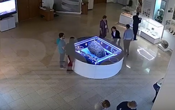 Челябинский метеорит  напугал  сотрудников музея